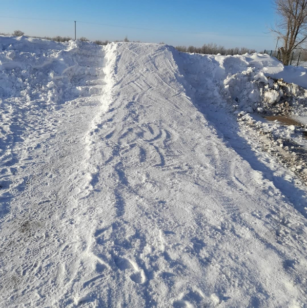 Мектеп жанына жасалған сырғанақ, мүсіндер.