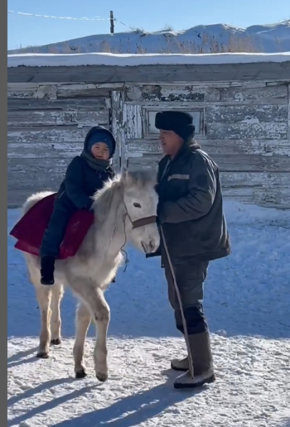 “Атасу ЖББМ” КММ ШО “Қарлығаш” ересек тобы  БІРТҰТАС ТӘРБИЕ  “Ер қанаты -ат “ челленджі.  Атқа міну мәдениеті - Ұлы даладан тараған. Қазақта ұл бала дүниеге келсе “атқа мінер дүниеге келді”, “атқа мінердің бауы берік болсын” деп сүйінші сұрасқан.Сол балан