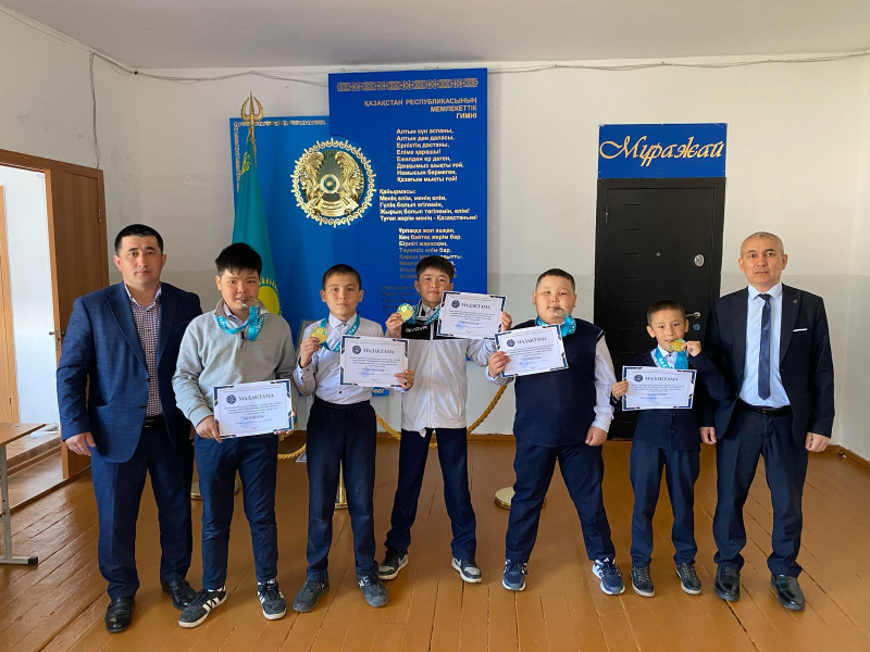 Чемпиондарды мектепішілік марапаттау сәтінде..