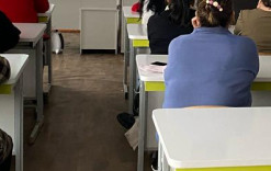 Ата аналар жиналыста.Әлеуметтік педагог К.Ж.Альмаганбетова